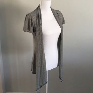 3/$15 👾 Black & white short sleeved cardigan top